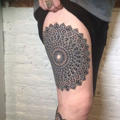  Tatouage mandala sur le coté de la cuisse